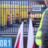 Teilnehmer eines Streiks stehen vor einer Niederlassung von Prosegur in Hamburg.