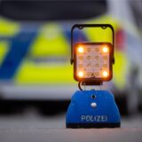 Ein Warnlicht mit der Aufschrift „Polizei“ steht auf der Straße vor einem Einsatzfahrzeug der Polizei. Ein 21-Jähriger aus Dortmund ist bei einem Unfall im Sauerland ums Leben gekommen. (Symbolbild)
