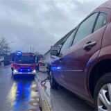 Ein rotes Auto steht auf einem Abschleppwagen. Ein Feuerwehrauto parkt entgegen der Fahrtrichtung auf der Lünener Straße Höhe der Einmündung „Auf den Goldäckern“.