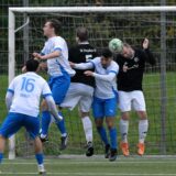 Spieler im Kopfballduell.