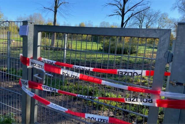 Der abgesperrte Zaun der Hundewiese Im Reiche des Wassers in Schwerte