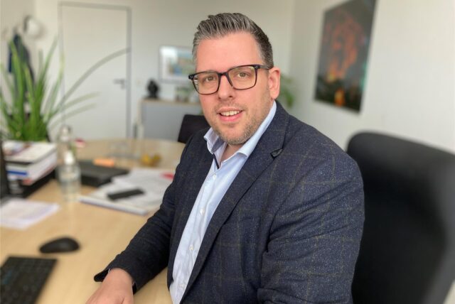 Kämmerer Niklas Luhmann sitzt in seinem Büro im Rathaus in Schwerte