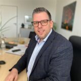 Kämmerer Niklas Luhmann sitzt in seinem Büro im Rathaus in Schwerte