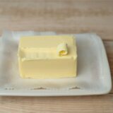 Ein Block Butter auf einem Teller.