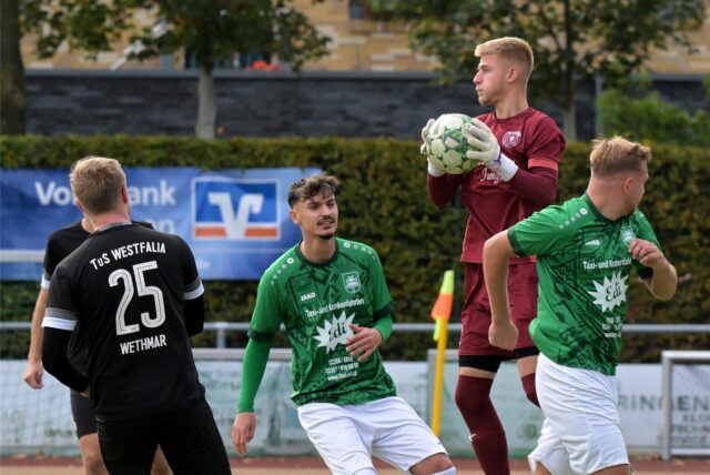 Marceau Adamsky springt zu einem Ball.
