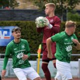 Marceau Adamsky springt zu einem Ball.