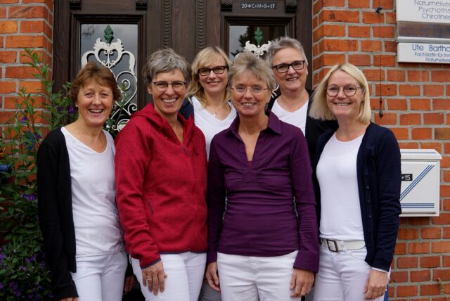 Marita Eling, Ute Bartholomäus, Eva Fabritius, Dr. Elisabeth Koch, Heike Overs und Martina Gröne (von links) 2018 vor der Praxis in Herbern
