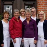 Marita Eling, Ute Bartholomäus, Eva Fabritius, Dr. Elisabeth Koch, Heike Overs und Martina Gröne (von links) 2018 vor der Praxis in Herbern
