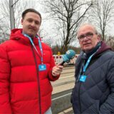 Unsere Redakteure Tim Hübbertz (l.) und Uwe von Schirp geben an der Unfallstelle in Dortmund-Marten einen Überblick, was über den Unfall bekannt ist und wie es den Verletzten geht.