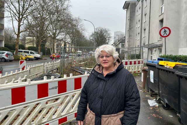 Anwohnerin Monika Schubert ärgert sich über die Dauerbaustelle an der Voßkuhle.