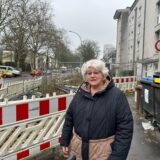Anwohnerin Monika Schubert ärgert sich über die Dauerbaustelle an der Voßkuhle.