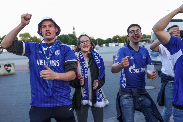 Schalkes Fans, die eine Dauerkarte haben, müssen ab der neuen Saison mehr bezahlen.