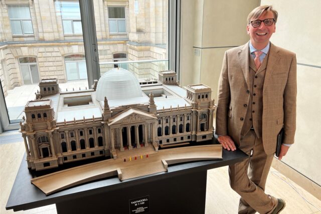 Michael Sacher am Modell des Reichstages im echten Reichstag, in dem er als Abgeordneter arbeitet.