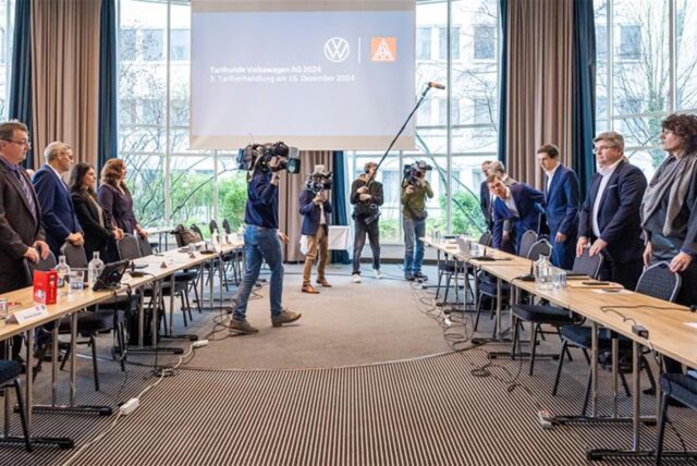 Die Vertreter von Volkswagen (r) und IG Metall (l), stehen vor Beginn der fünften Tarifverhandlung von Volkswagen und IG Metall an ihren Plätzen.
