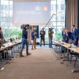 Die Vertreter von Volkswagen (r) und IG Metall (l), stehen vor Beginn der fünften Tarifverhandlung von Volkswagen und IG Metall an ihren Plätzen.
