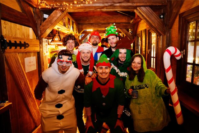 Auf dem Dortmunder Weihnachtsmarkt haben sich am Montag (16.12.) diese Besucher weihnachtlich in Schale geworfen.