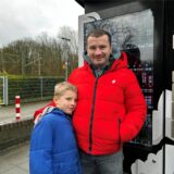 Eugen Hofmann und Sohn Elias stehen vor dem Snackautomaten.