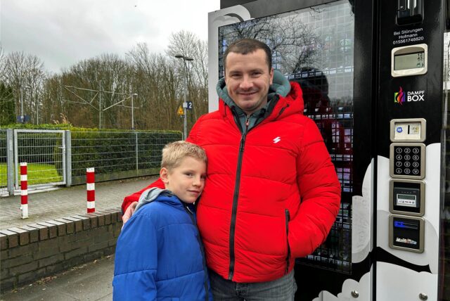 Eugen Hofmann und Sohn Elias stehen vor dem Snackautomaten.
