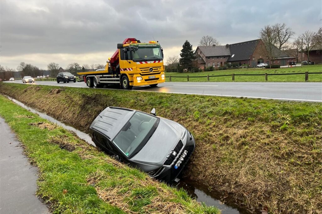 Auto liegt im Graben