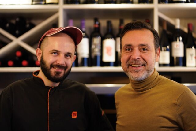 Chefkoch Aris Duro (links) mit Inhaber Stavros Liakeas im Yamas in Bochum.