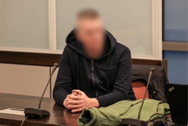 Ein Angeklagter sitzt im Gerichtssaal.