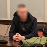 Ein Angeklagter sitzt im Gerichtssaal.