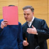Der Hauptangeklagte im Prozess um den Tod von Philippos in Bad Oeynhausen steht mit seinem Anwalt Burkhard Benecken aus Marl im Gerichtssaal.