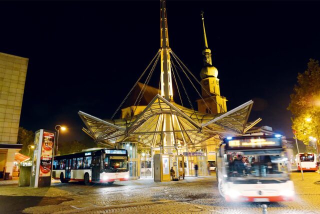 Zwei Busse fahren an der Haltestelle Reinoldikirche in Dortmund ab.