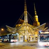 Zwei Busse fahren an der Haltestelle Reinoldikirche in Dortmund ab.