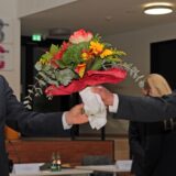 Altersvorsitzender Rainer Hotz (Grüne, rechts) überreicht Blumen an Lothar Christ.