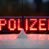 Der Schriftzug „Polizei“, aufgenommen während einer Verkehrskontrolle an der Berliner Straße.