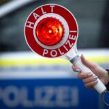 Polizeikelle mit der Aufschrift: Halt Polizei