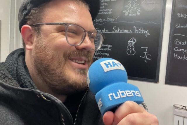 Mathias Gaumann interviewt Denis Schäfer (nicht im Bild)