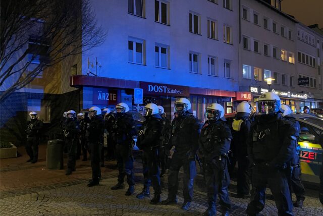 Polizeibeamte haben Stellung vor der Wache Nord in Dortmund bezogen.