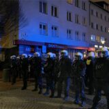 Polizeibeamte haben Stellung vor der Wache Nord in Dortmund bezogen.