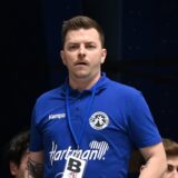 Kai Wortmann, Trainer der SG Handball Kamen, schaut aufs Spielfeld.