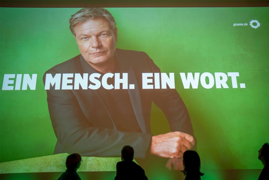 Auf einem Plakat ist der Spitzenkandidat der Grünen Robert Habeck zu sehen.
