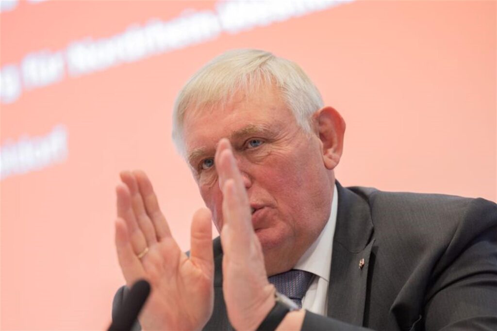 Karl-Josef Laumann (CDU), Minister für Arbeit, Gesundheit und Soziales des Landes Nordrhein-Westfalen, informiert bei einer Pressekonferenz über die neue Krankenhausplanung in Nordrhein-Westfalen. Karl-Josef Laumann (CDU), Minister für Arbeit, Gesundheit und Soziales des Landes Nordrhein-Westfalen, informiert bei einer Pressekonferenz über die neue Krankenhausplanung in Nordrhein-Westfalen.