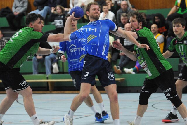 Ein Handballer wirft den Ball am Kreis.