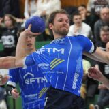 Ein Handballer wirft den Ball am Kreis.