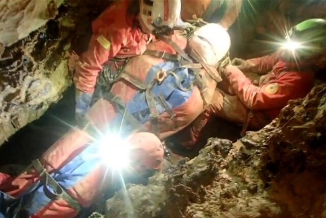 Rettungskräfte der italienischen Bergrettung sind in der Höhle Abisso Bueno Fonteno im Einsatz, um eine italienische Höhlenforscherin zu retten.