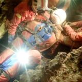 Rettungskräfte der italienischen Bergrettung sind in der Höhle Abisso Bueno Fonteno im Einsatz, um eine italienische Höhlenforscherin zu retten.
