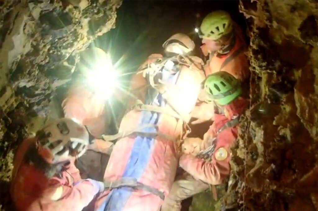 Rettungskräfte der italienischen Bergrettung sind in der Höhle im Einsatz, um eine italienische Höhlenforscherin zu retten Rettungskräfte der italienischen Bergrettung sind in der Höhle im Einsatz, um eine italienische Höhlenforscherin zu retten