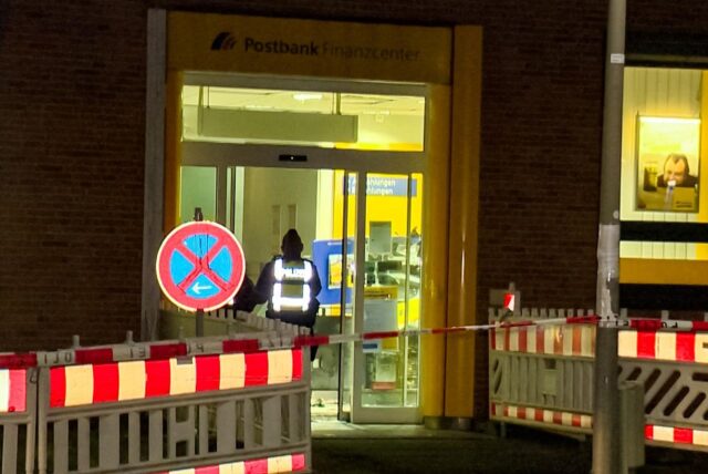 Eine Postbank-Filiale in Dortmund-Hombruch ist abgesperrt. Hier ist es zu einer Automatensprengung gekommen.