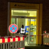 Eine Postbank-Filiale in Dortmund-Hombruch ist abgesperrt. Hier ist es zu einer Automatensprengung gekommen.