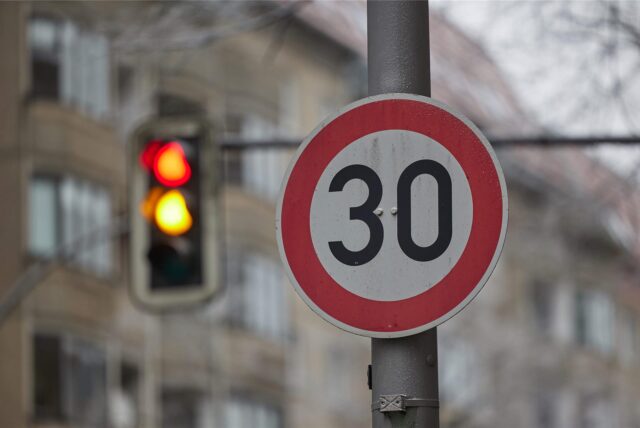 Schild mit Tempo 30