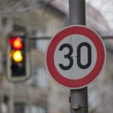 Schild mit Tempo 30