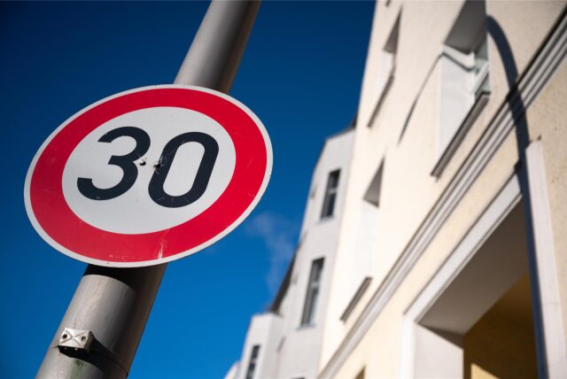 Ein Tempo-30-Schild an einer Straße.