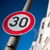 Ein Tempo-30-Schild an einer Straße.