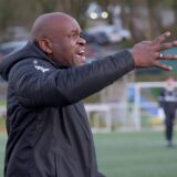Trainer Christian Manza gibt eine Anweisung von der Seitenlinie.